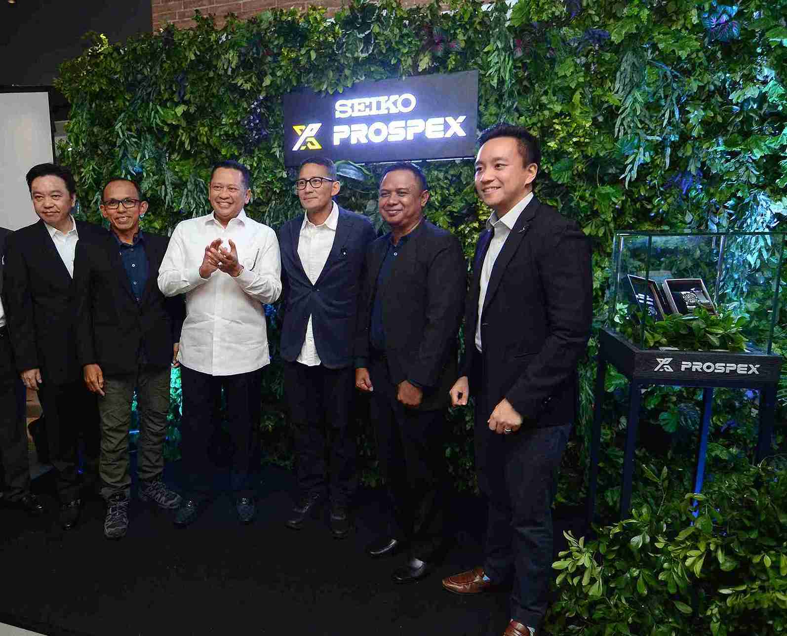 [Kiri ke Kanan] Harjono Lie, Deni Purwandana, Bambang Soesatyo, Sandiaga Uno, Achmad Ariefandy, Kevin Lie. Foto: Dok. PRecious Communications)